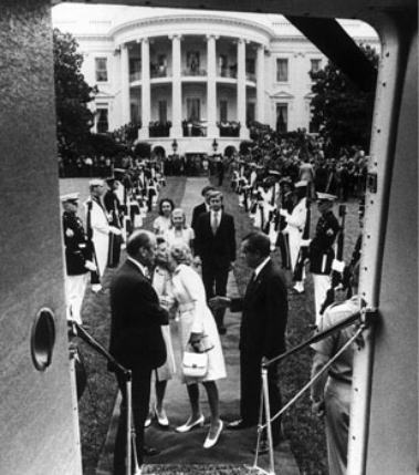 辞任後、マリーン・ワンでホワイト・ハウスを去るニクソン