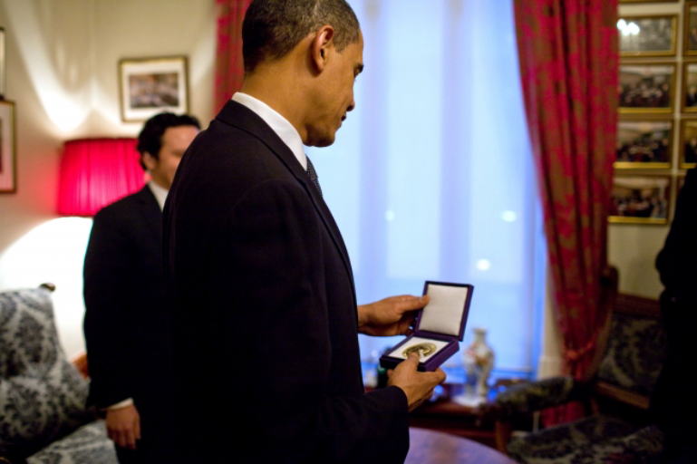 ノーベル賞メダルを見るオバマ大統領